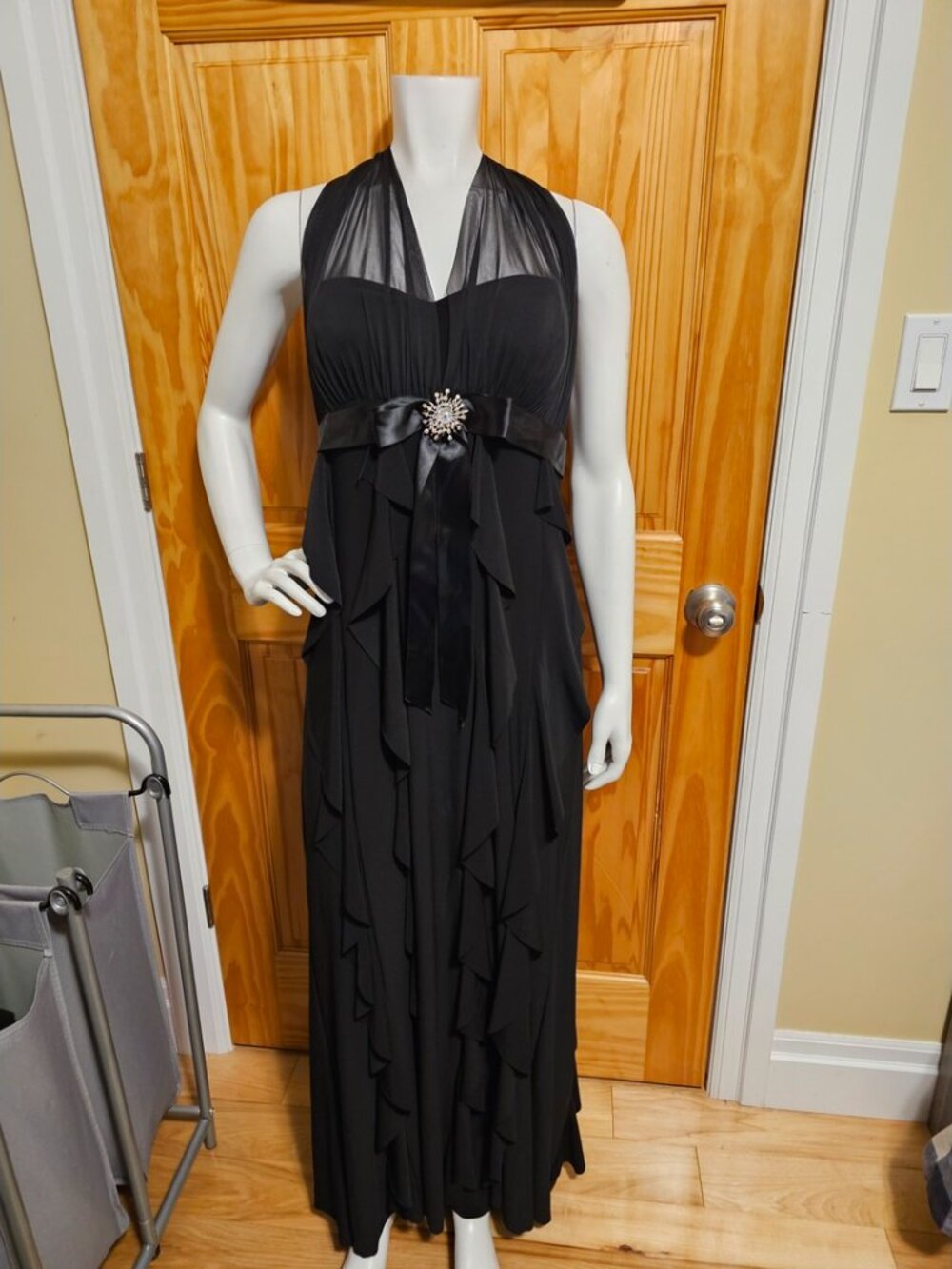 💙 65. Laura Size 16 Black Halterneck Ruffle Formal Dress